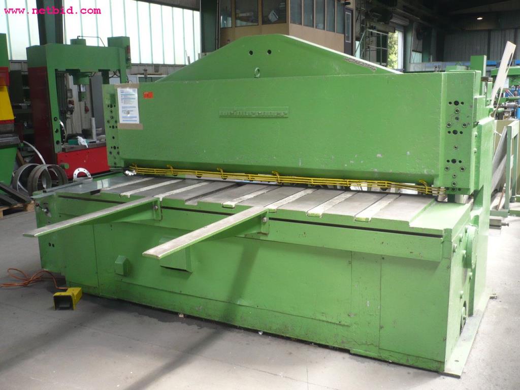 well maintained machinery for sheet metal working-1