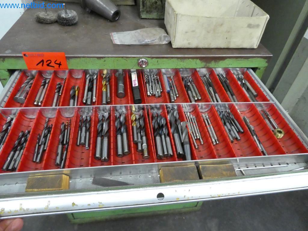 Máquinas bem conservadas, bem como equipamento operacional e de escritório do sector da fabricação de ferramentas / metalurgia-4