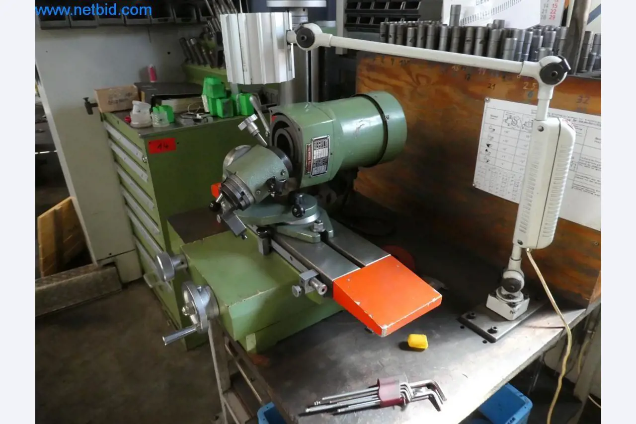 Máquinas bem conservadas, bem como equipamento operacional e de escritório do sector da fabricação de ferramentas / metalurgia-2