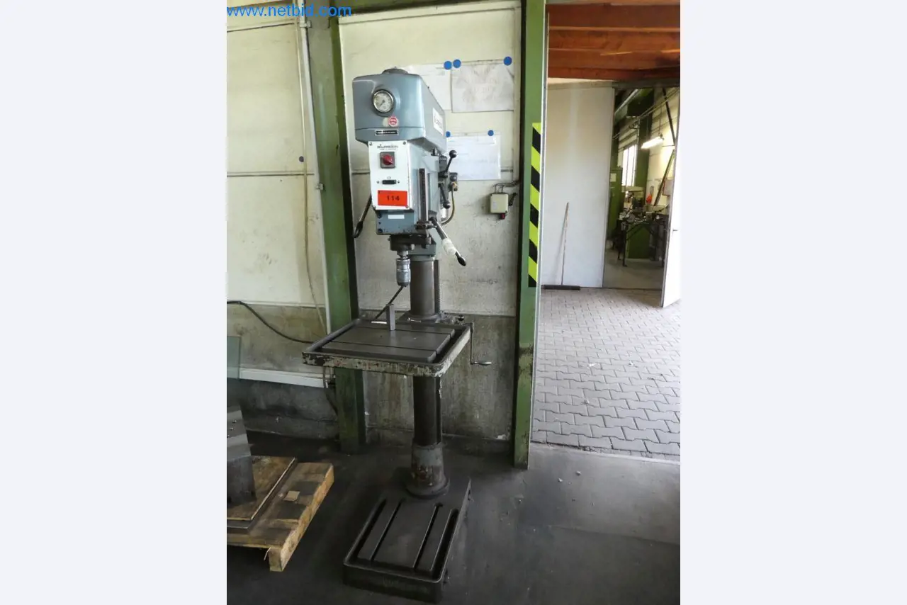 Machines entretenues ainsi que l'équipement de l'entreprise et du commerce dans le domaine de la construction d'outils / du travail des métaux-1