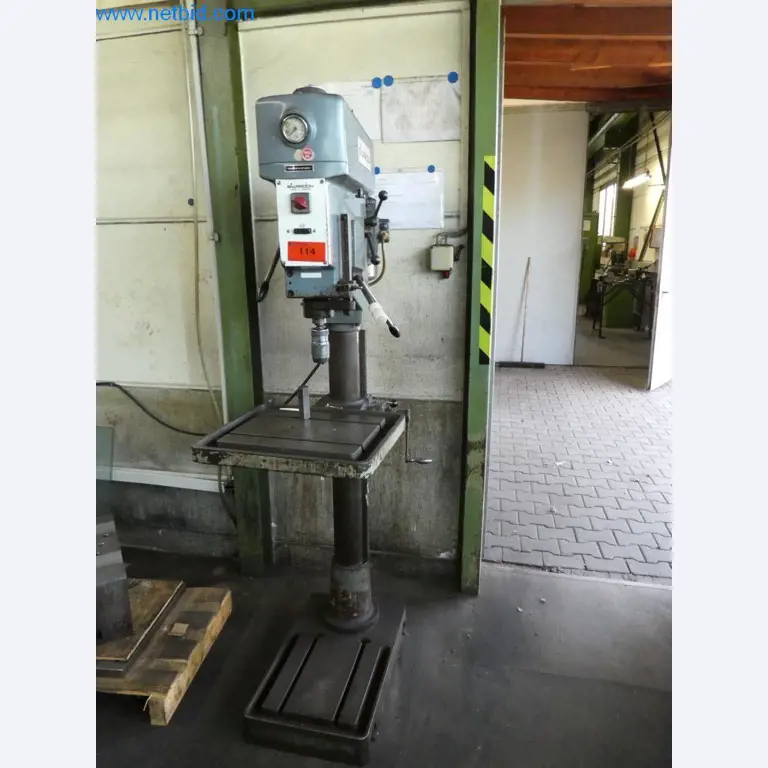 Machines entretenues ainsi que l'équipement de l'entreprise et du commerce dans le domaine de la construction d'outils / du travail des métaux-1