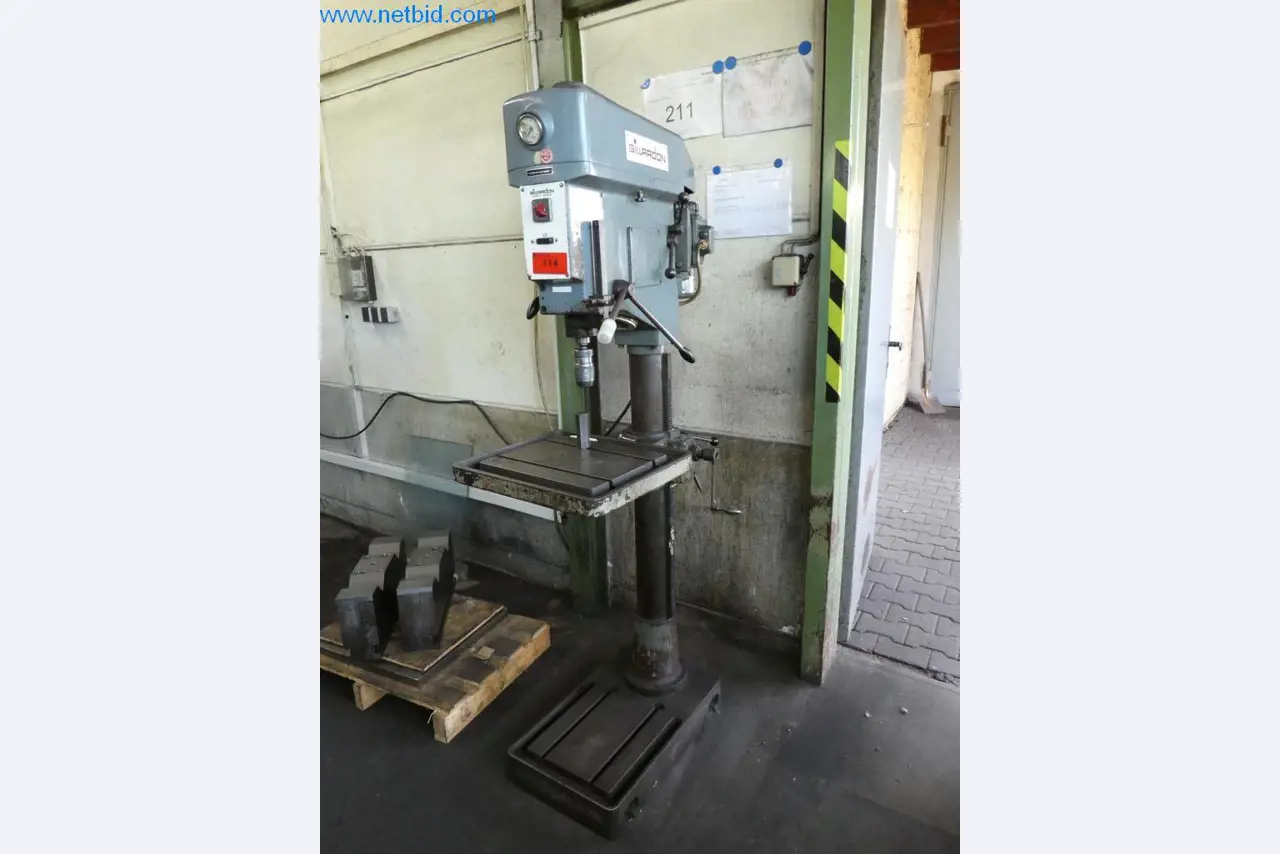 Machines entretenues ainsi que l'équipement de l'entreprise et du commerce dans le domaine de la construction d'outils / du travail des métaux-2