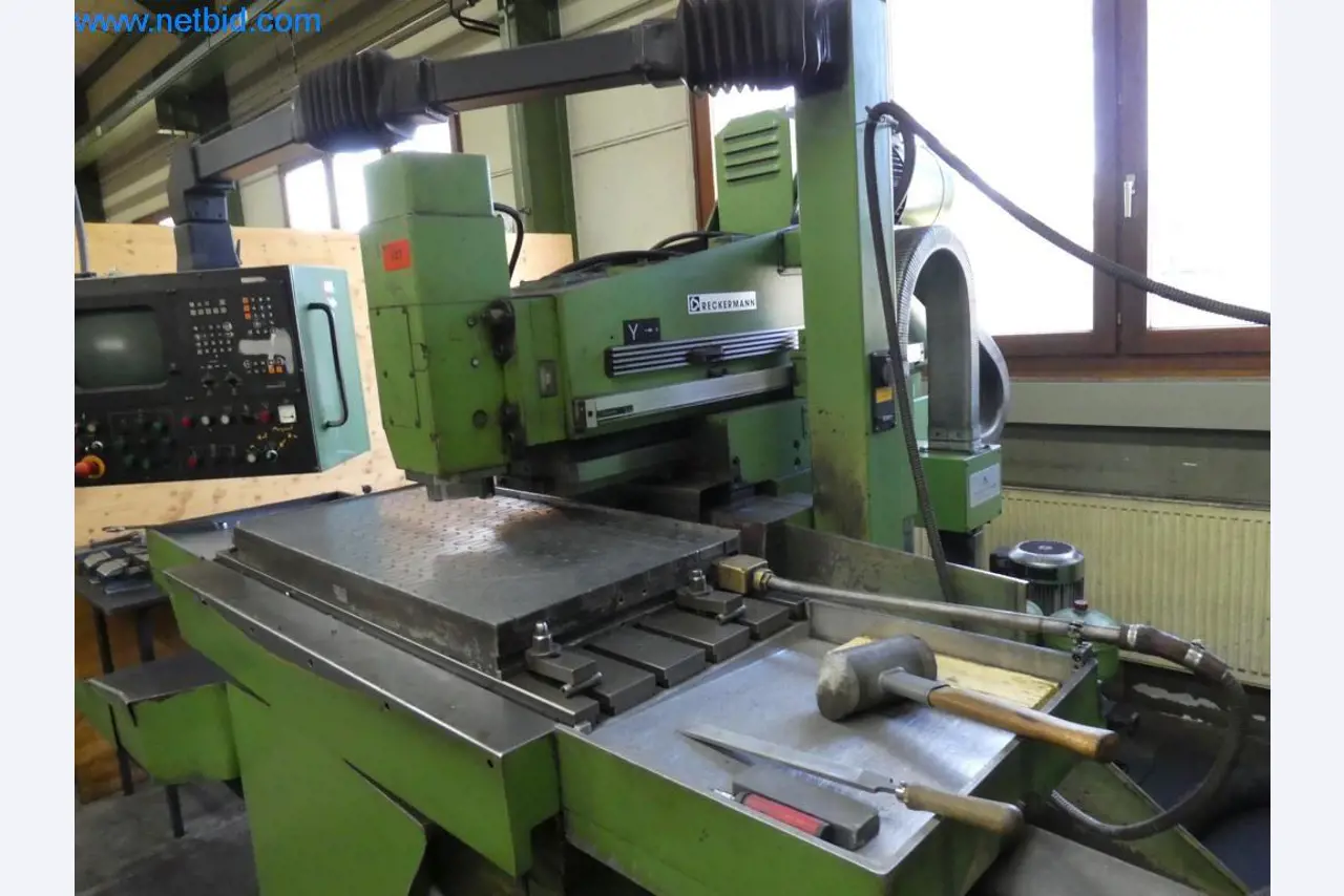 Máquinas bem conservadas, bem como equipamento operacional e de escritório do sector da fabricação de ferramentas / metalurgia-2