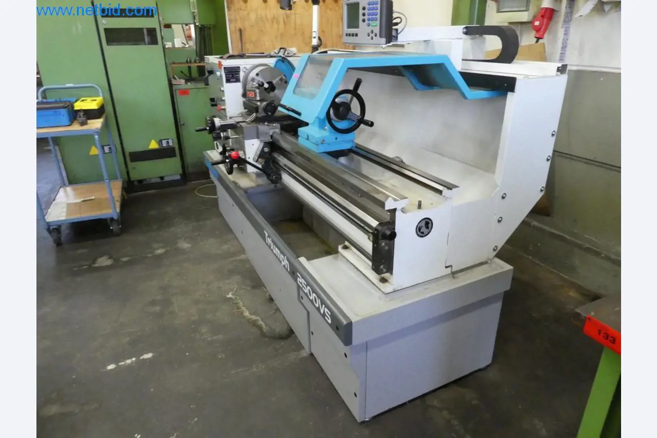 Máquinas bem conservadas, bem como equipamento operacional e de escritório do sector da fabricação de ferramentas / metalurgia-6