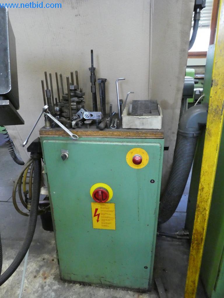 Máquinas bem conservadas, bem como equipamento operacional e de escritório do sector da fabricação de ferramentas / metalurgia-4