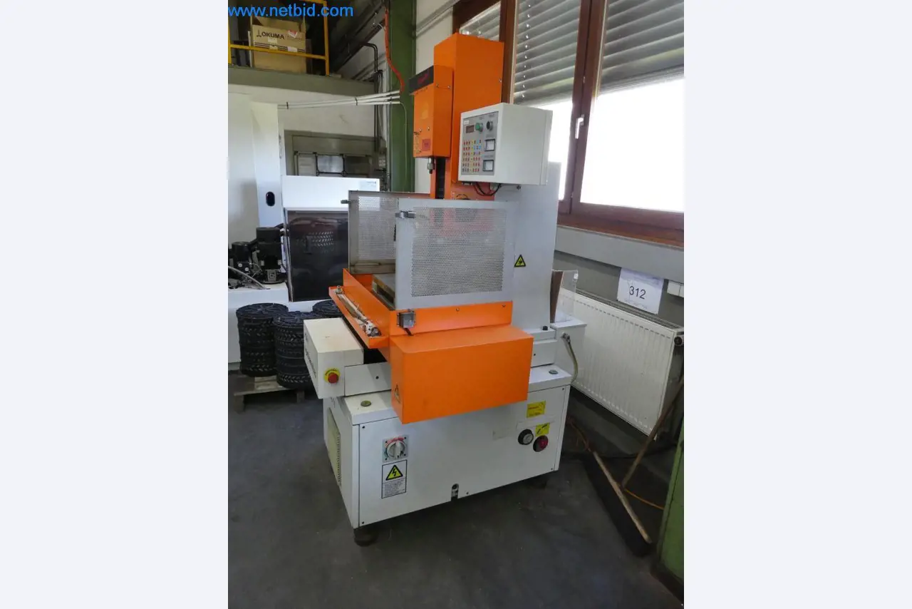 Dobře udržované stroje a provozní a kancelářské vybavení z oblasti výroby nástrojů / obrábění kovů.-4