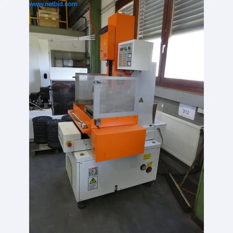 Dobře udržované stroje a provozní a kancelářské vybavení z oblasti výroby nástrojů / obrábění kovů.-4