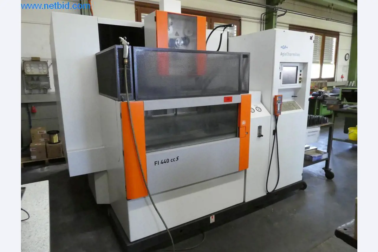 Dobře udržované stroje a provozní a kancelářské vybavení z oblasti výroby nástrojů / obrábění kovů.-1