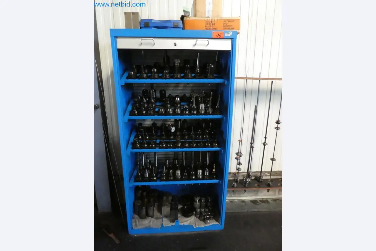 Máquinas bem conservadas, bem como equipamento operacional e de escritório do sector da fabricação de ferramentas / metalurgia-3