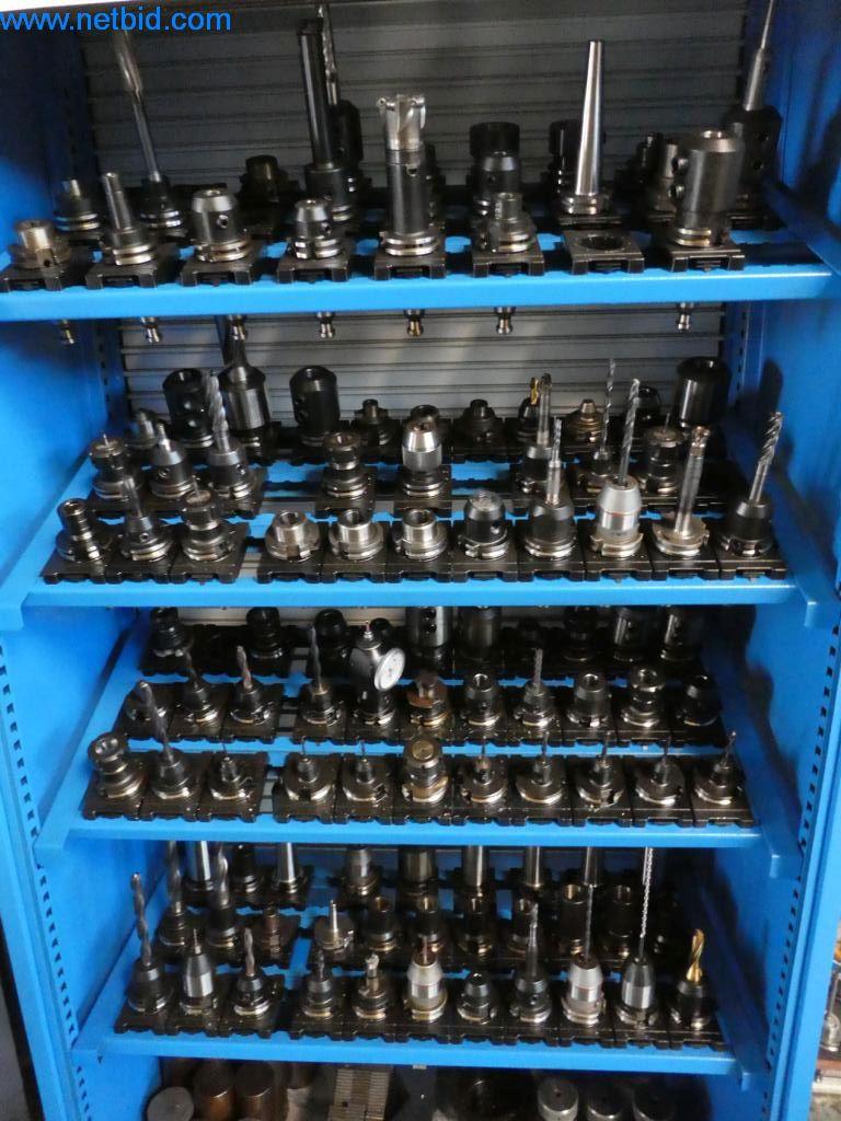 Máquinas bem conservadas, bem como equipamento operacional e de escritório do sector da fabricação de ferramentas / metalurgia-4