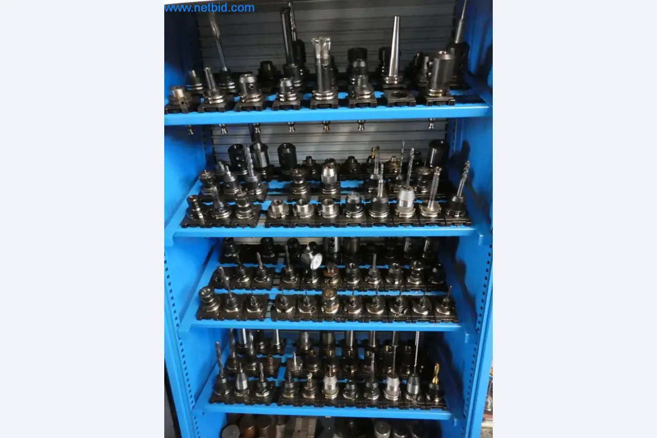 Máquinas bem conservadas, bem como equipamento operacional e de escritório do sector da fabricação de ferramentas / metalurgia-4