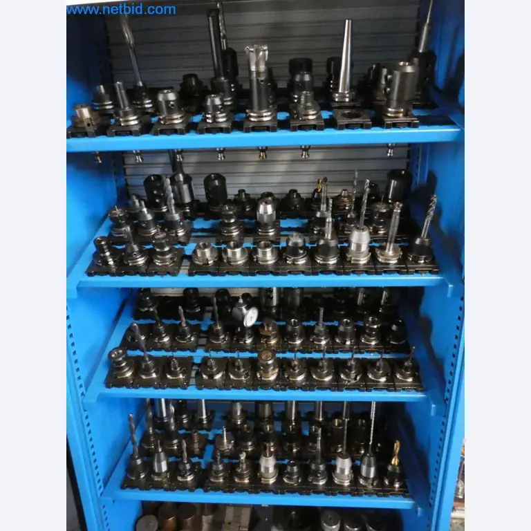 Máquinas bem conservadas, bem como equipamento operacional e de escritório do sector da fabricação de ferramentas / metalurgia-4