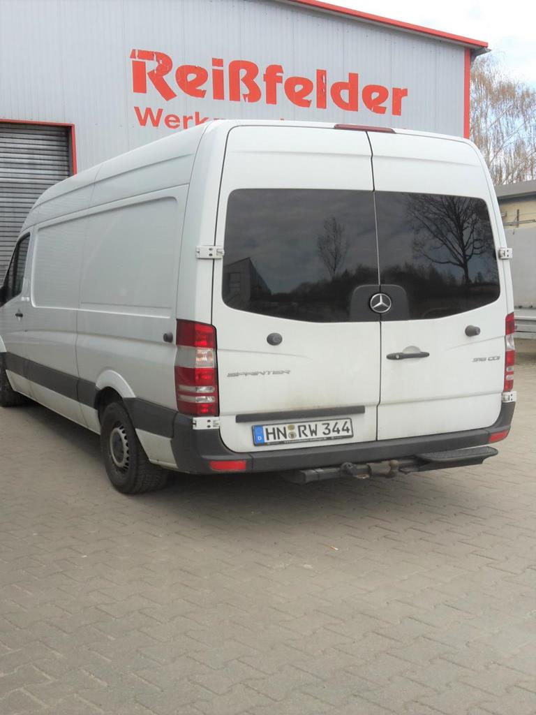 Máquinas bem conservadas, bem como equipamento operacional e de escritório do sector da fabricação de ferramentas / metalurgia-3