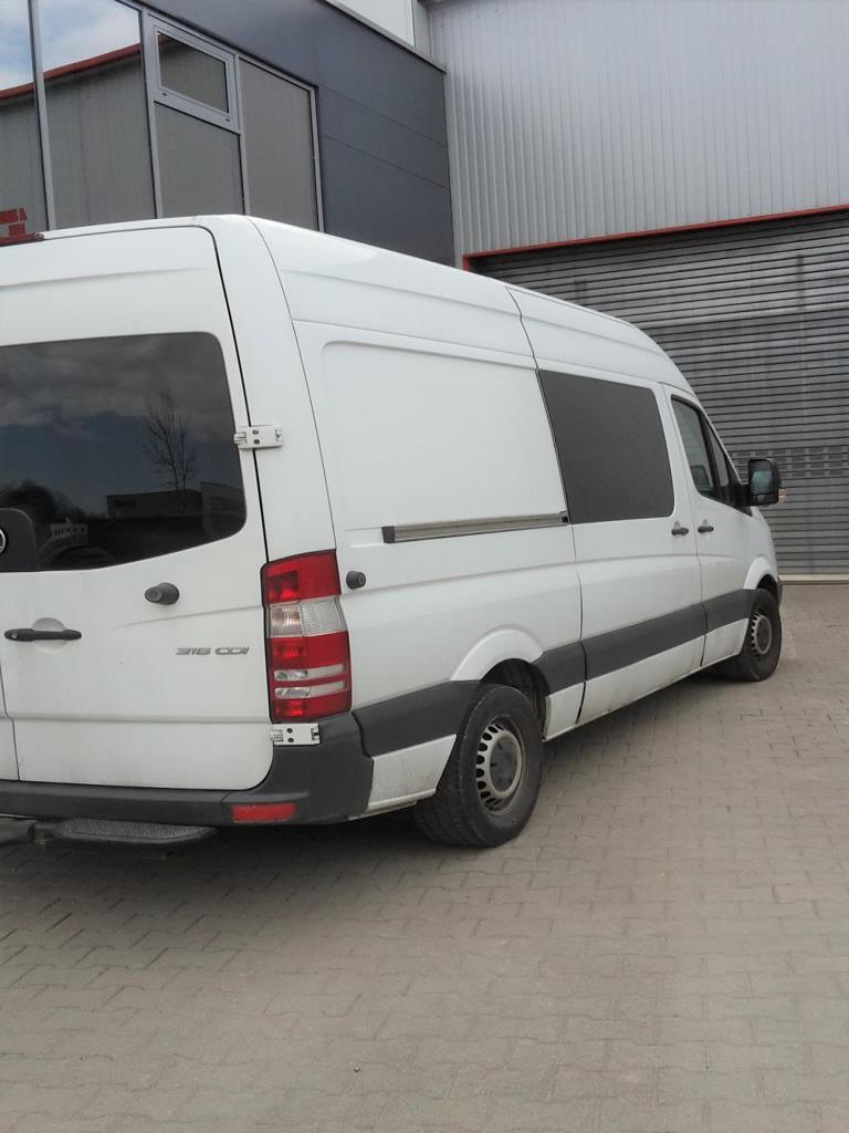 Máquinas bem conservadas, bem como equipamento operacional e de escritório do sector da fabricação de ferramentas / metalurgia-4