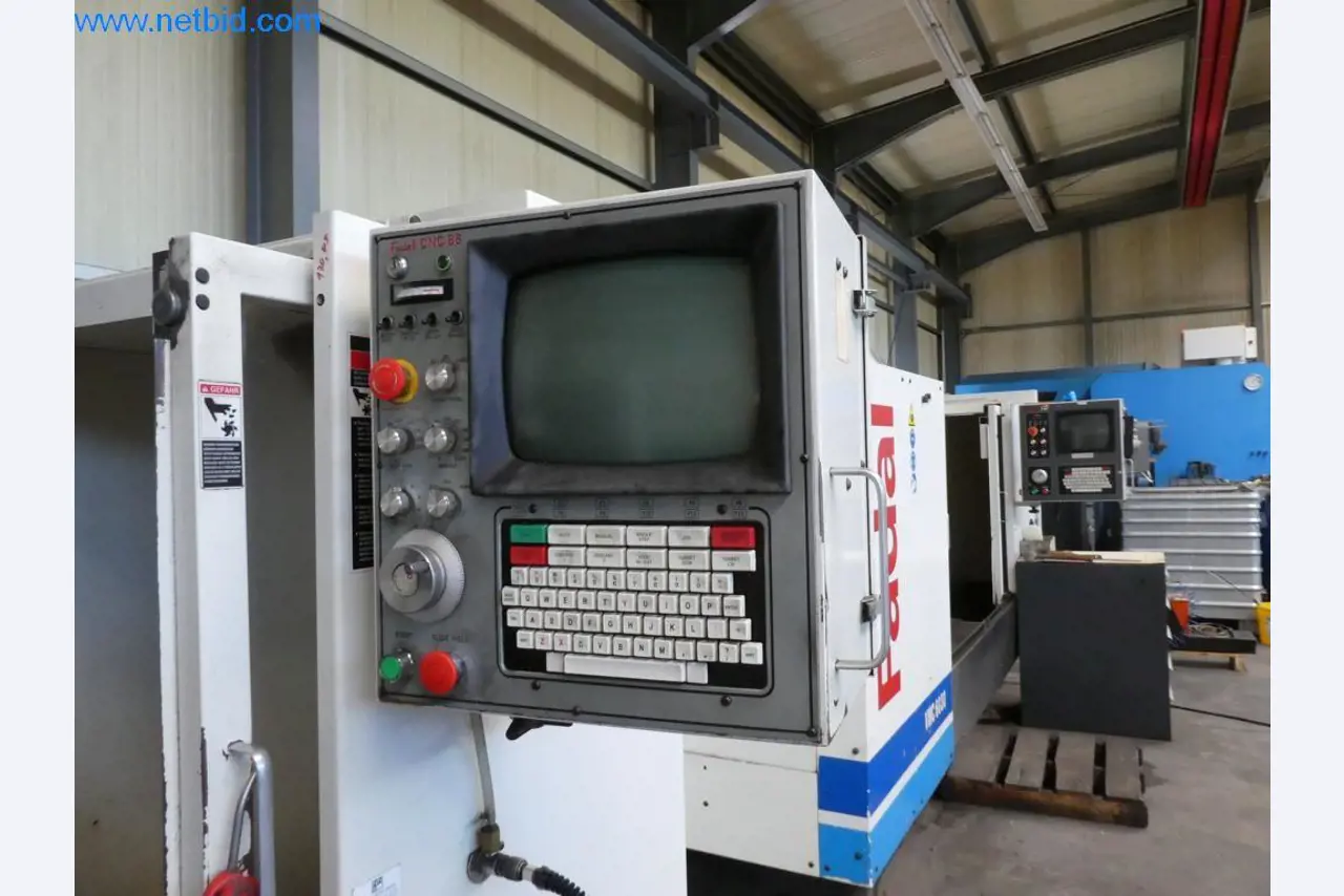 Máquinas bem conservadas, bem como equipamento operacional e de escritório do sector da fabricação de ferramentas / metalurgia-4