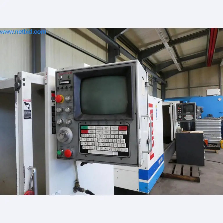 Máquinas bem conservadas, bem como equipamento operacional e de escritório do sector da fabricação de ferramentas / metalurgia-4