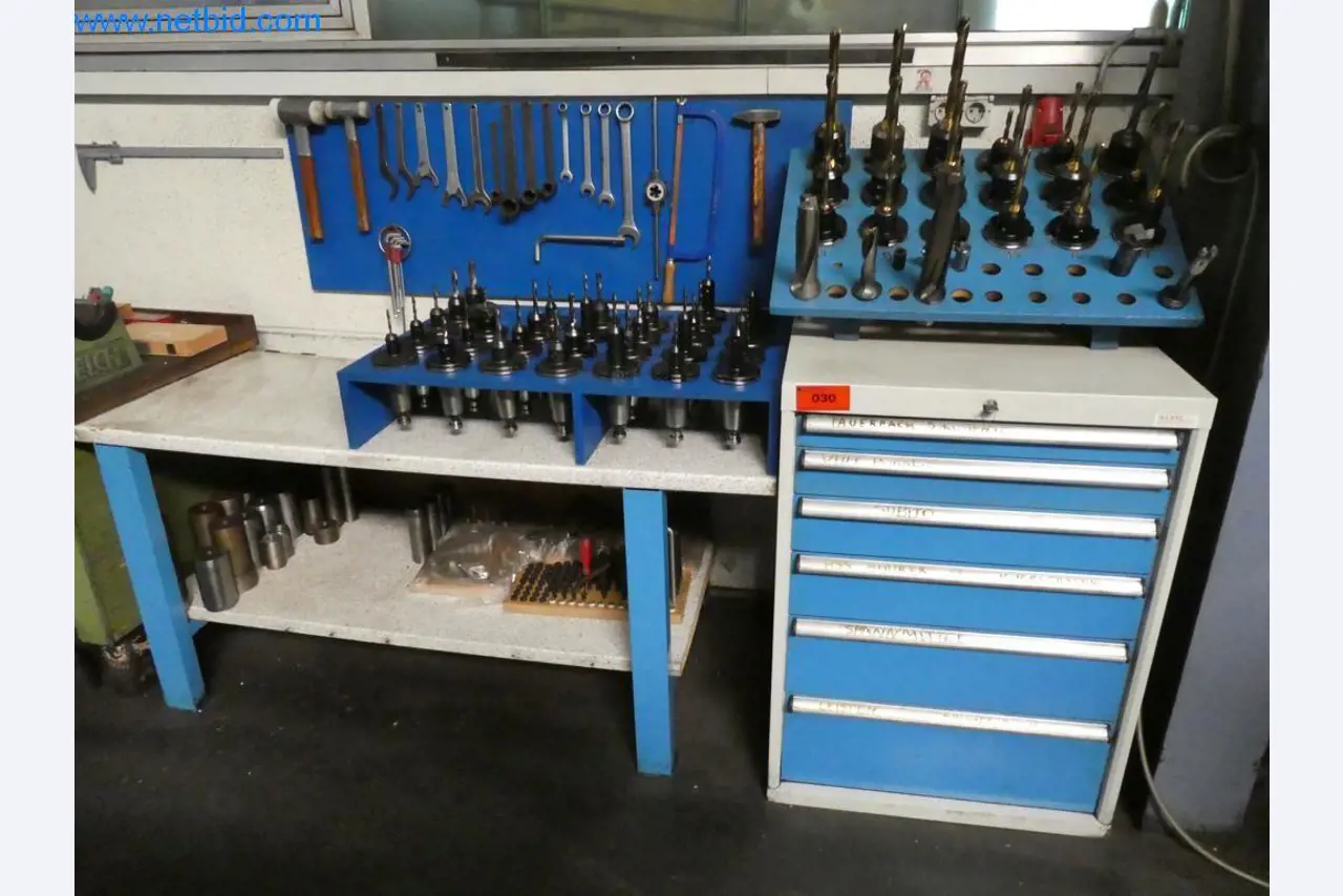 Máquinas bem conservadas, bem como equipamento operacional e de escritório do sector da fabricação de ferramentas / metalurgia-1