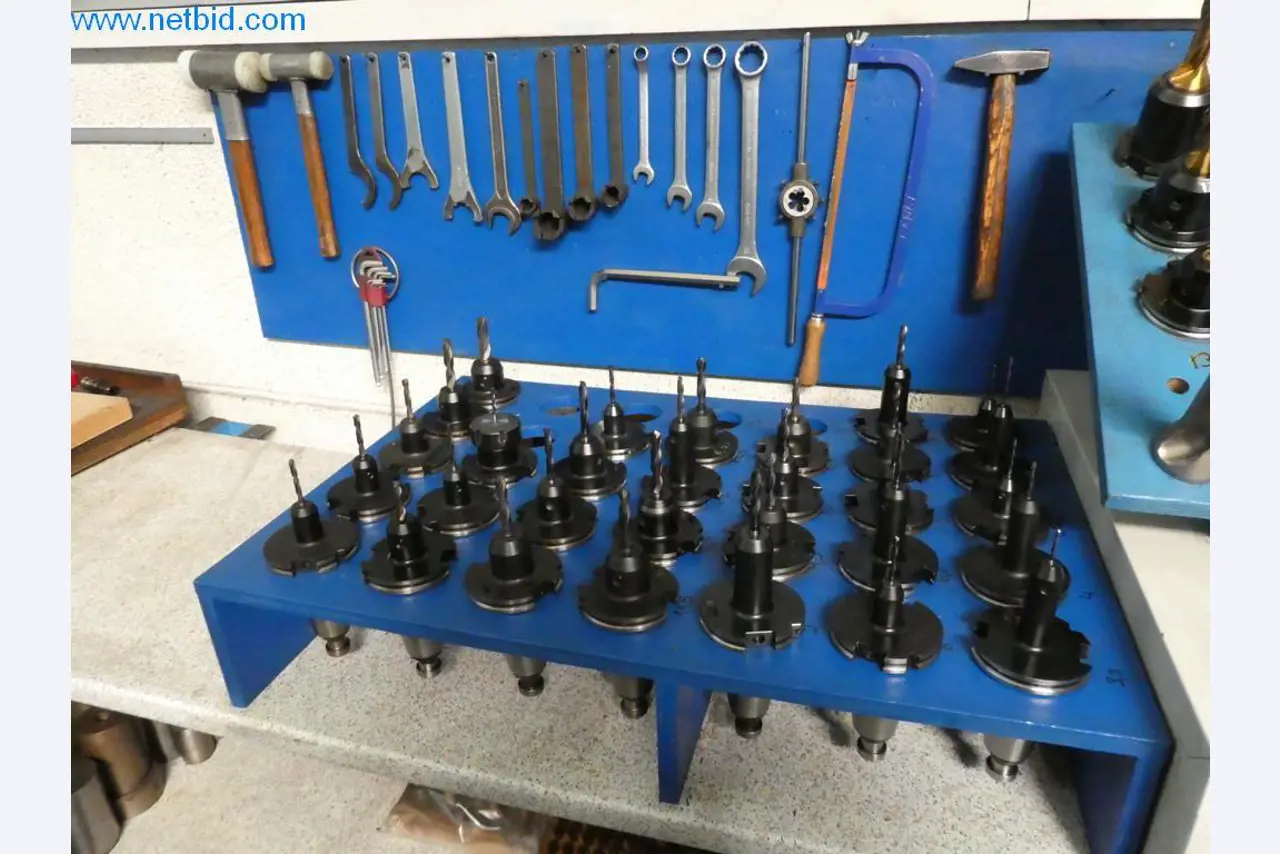 Máquinas bem conservadas, bem como equipamento operacional e de escritório do sector da fabricação de ferramentas / metalurgia-2