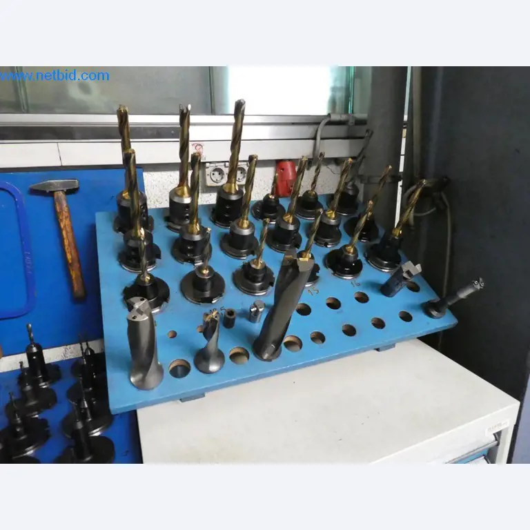 Máquinas bem conservadas, bem como equipamento operacional e de escritório do sector da fabricação de ferramentas / metalurgia-3