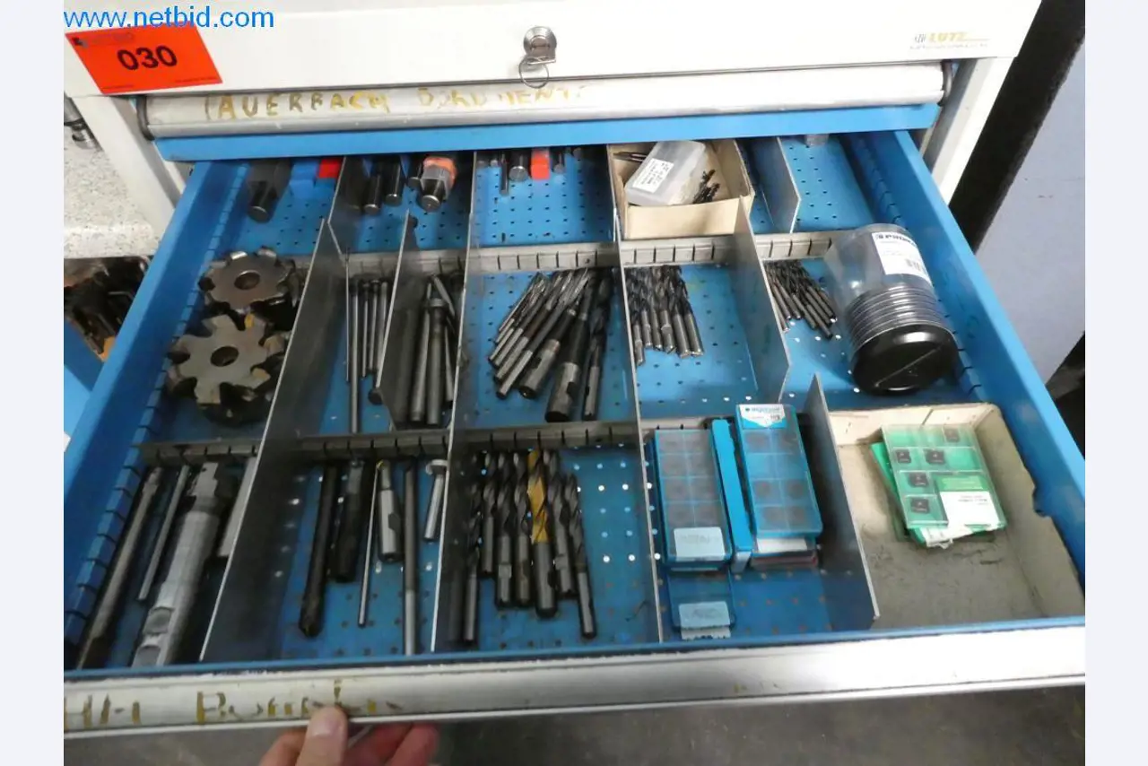 Máquinas bem conservadas, bem como equipamento operacional e de escritório do sector da fabricação de ferramentas / metalurgia-4