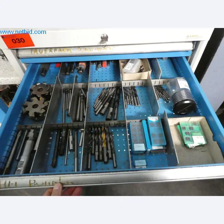 Máquinas bem conservadas, bem como equipamento operacional e de escritório do sector da fabricação de ferramentas / metalurgia-4