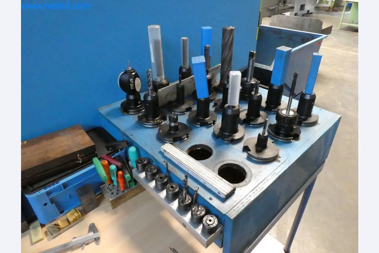 Dobrze utrzymane maszyny oraz sprzęt operacyjny i biurowy z sektora produkcji narzędzi / obróbki metali-2