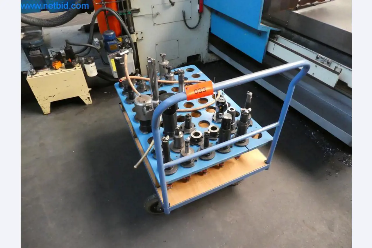 Máquinas bem conservadas, bem como equipamento operacional e de escritório do sector da fabricação de ferramentas / metalurgia-1