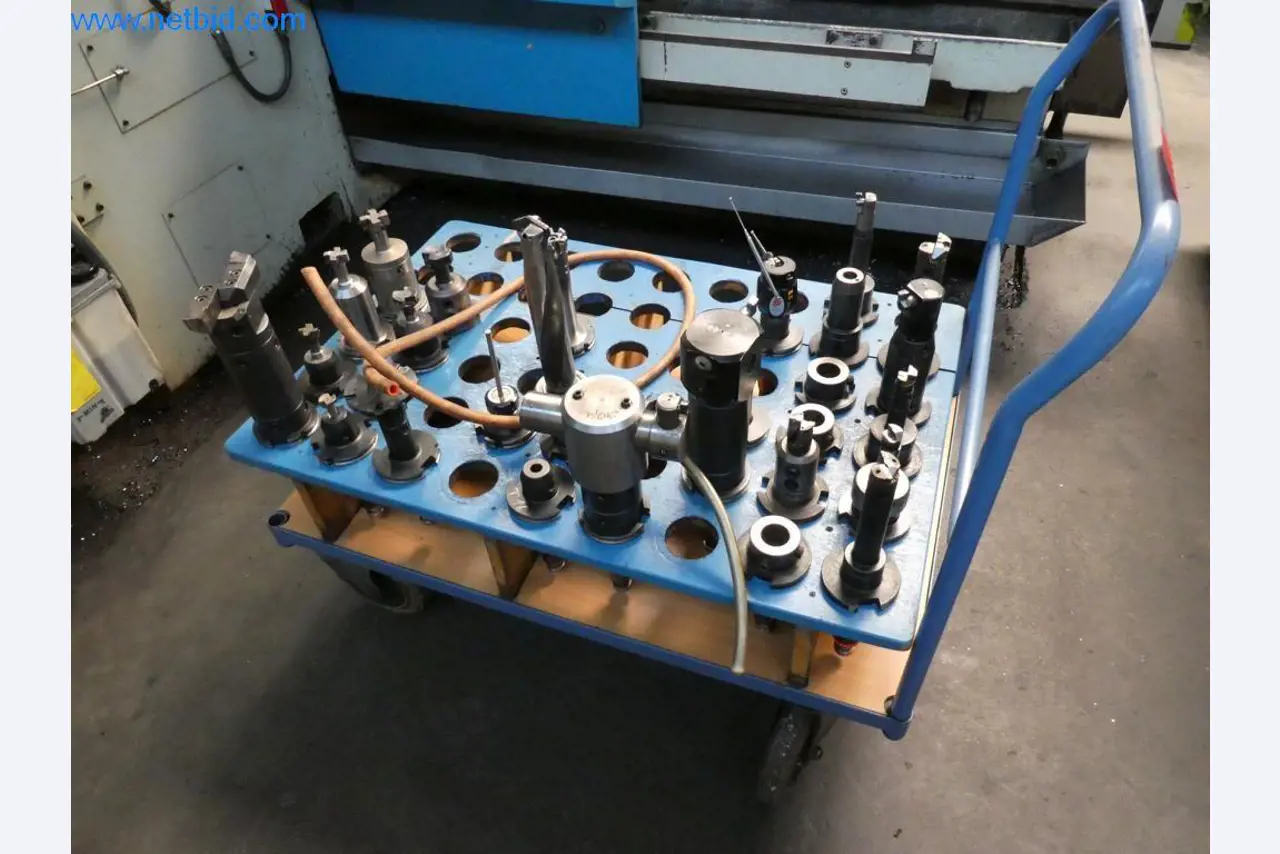 Máquinas bem conservadas, bem como equipamento operacional e de escritório do sector da fabricação de ferramentas / metalurgia-2