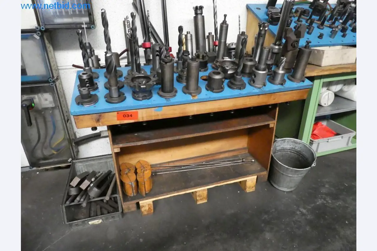 Máquinas bem conservadas, bem como equipamento operacional e de escritório do sector da fabricação de ferramentas / metalurgia-1