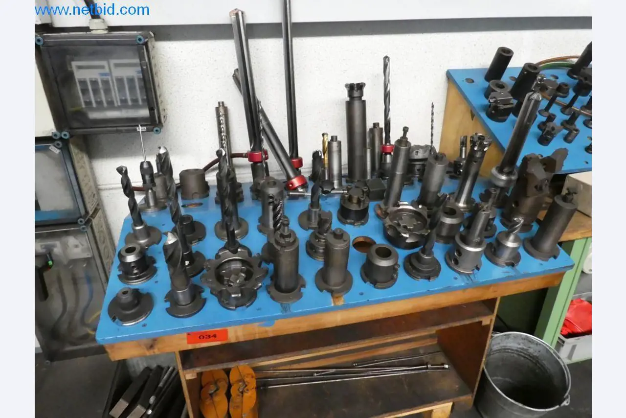 Máquinas bem conservadas, bem como equipamento operacional e de escritório do sector da fabricação de ferramentas / metalurgia-2