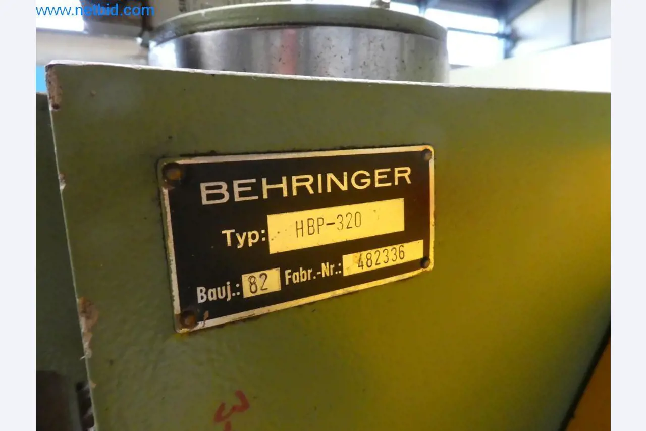 Máquinas bem conservadas, bem como equipamento operacional e de escritório do sector da fabricação de ferramentas / metalurgia-4