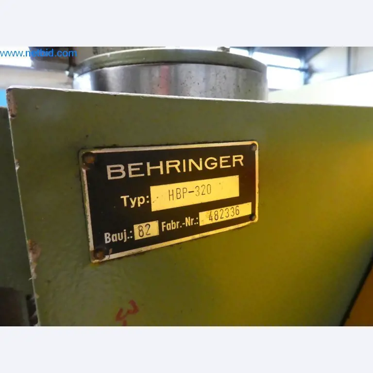 Máquinas bem conservadas, bem como equipamento operacional e de escritório do sector da fabricação de ferramentas / metalurgia-4