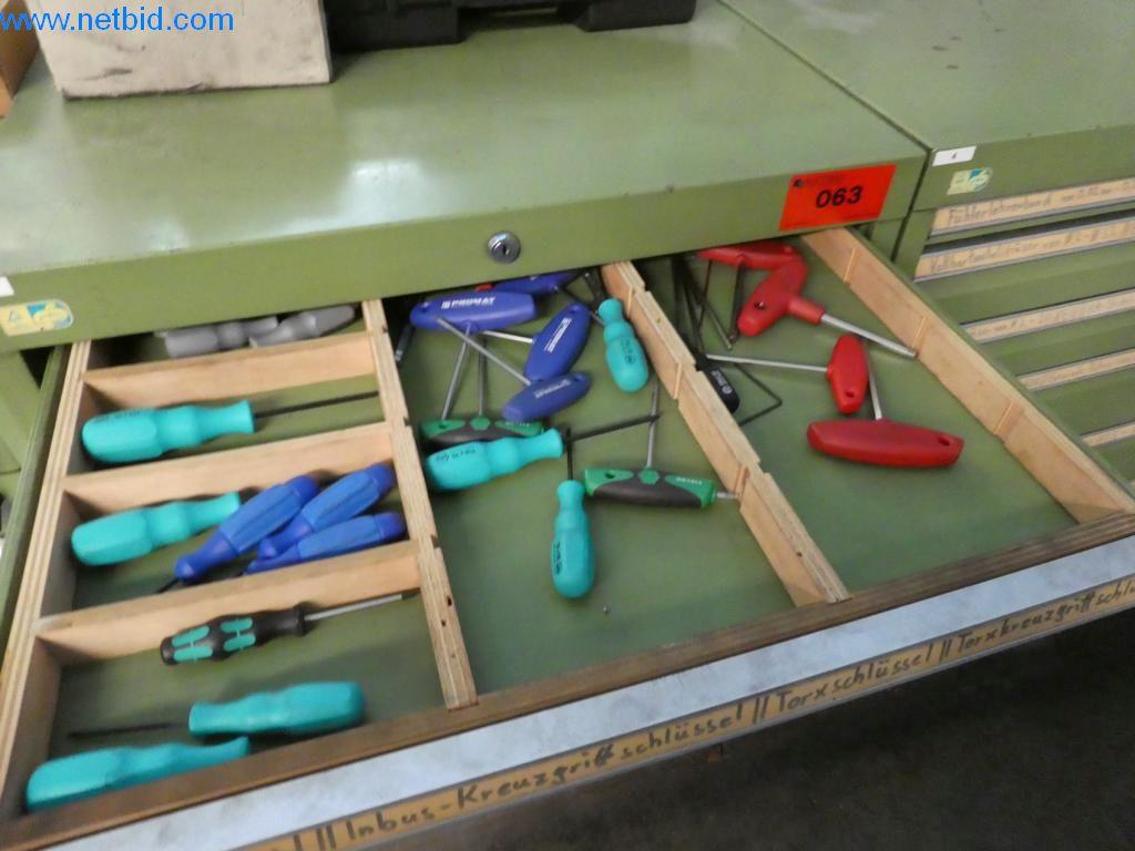 Máquinas bem conservadas, bem como equipamento operacional e de escritório do sector da fabricação de ferramentas / metalurgia-2