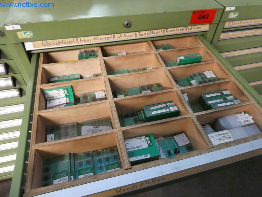 Máquinas bem conservadas, bem como equipamento operacional e de escritório do sector da fabricação de ferramentas / metalurgia-3