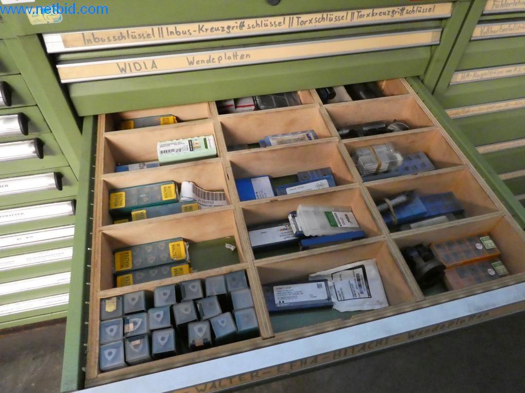 Máquinas bem conservadas, bem como equipamento operacional e de escritório do sector da fabricação de ferramentas / metalurgia-4