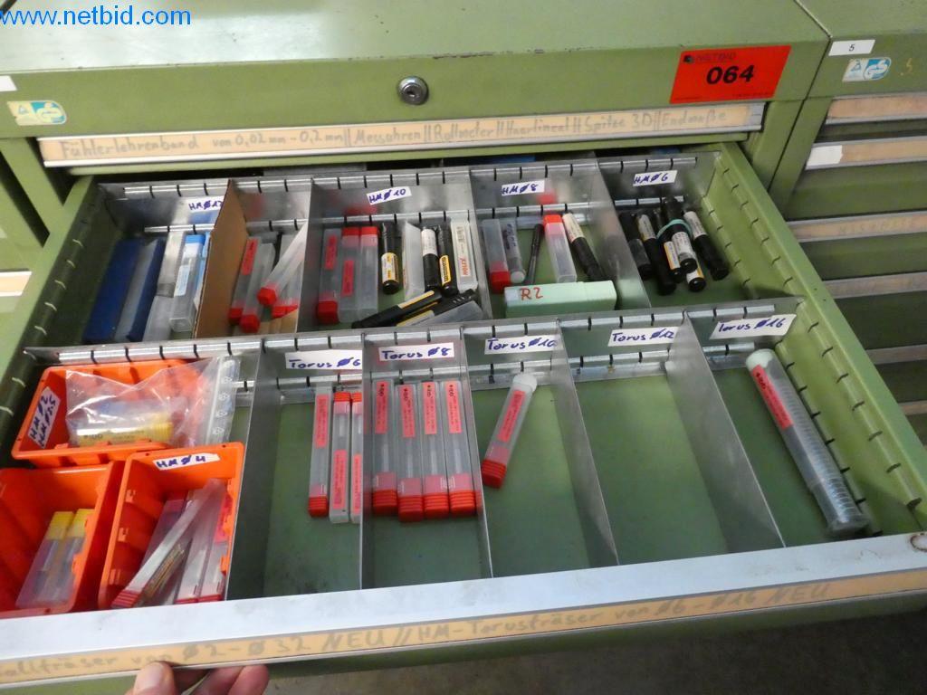 Máquinas bem conservadas, bem como equipamento operacional e de escritório do sector da fabricação de ferramentas / metalurgia-3