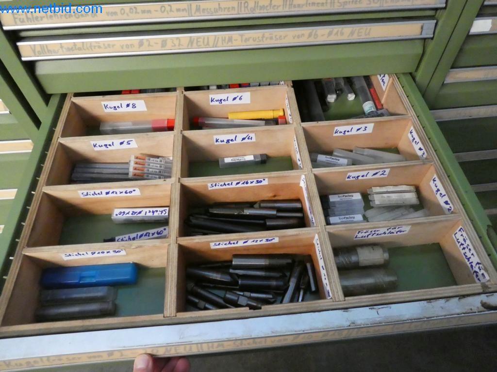 Máquinas bem conservadas, bem como equipamento operacional e de escritório do sector da fabricação de ferramentas / metalurgia-4