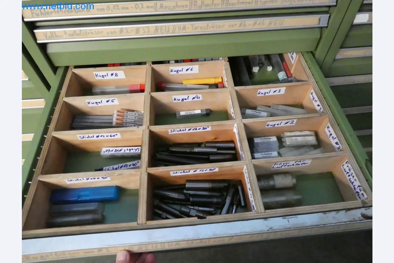 Dobře udržované stroje a provozní a kancelářské vybavení z oblasti výroby nástrojů / obrábění kovů.-4