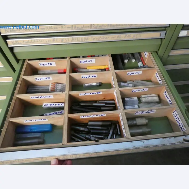 Dobře udržované stroje a provozní a kancelářské vybavení z oblasti výroby nástrojů / obrábění kovů.-4