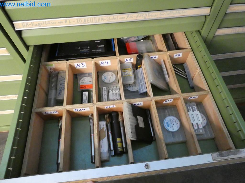 Máquinas bem conservadas, bem como equipamento operacional e de escritório do sector da fabricação de ferramentas / metalurgia-5