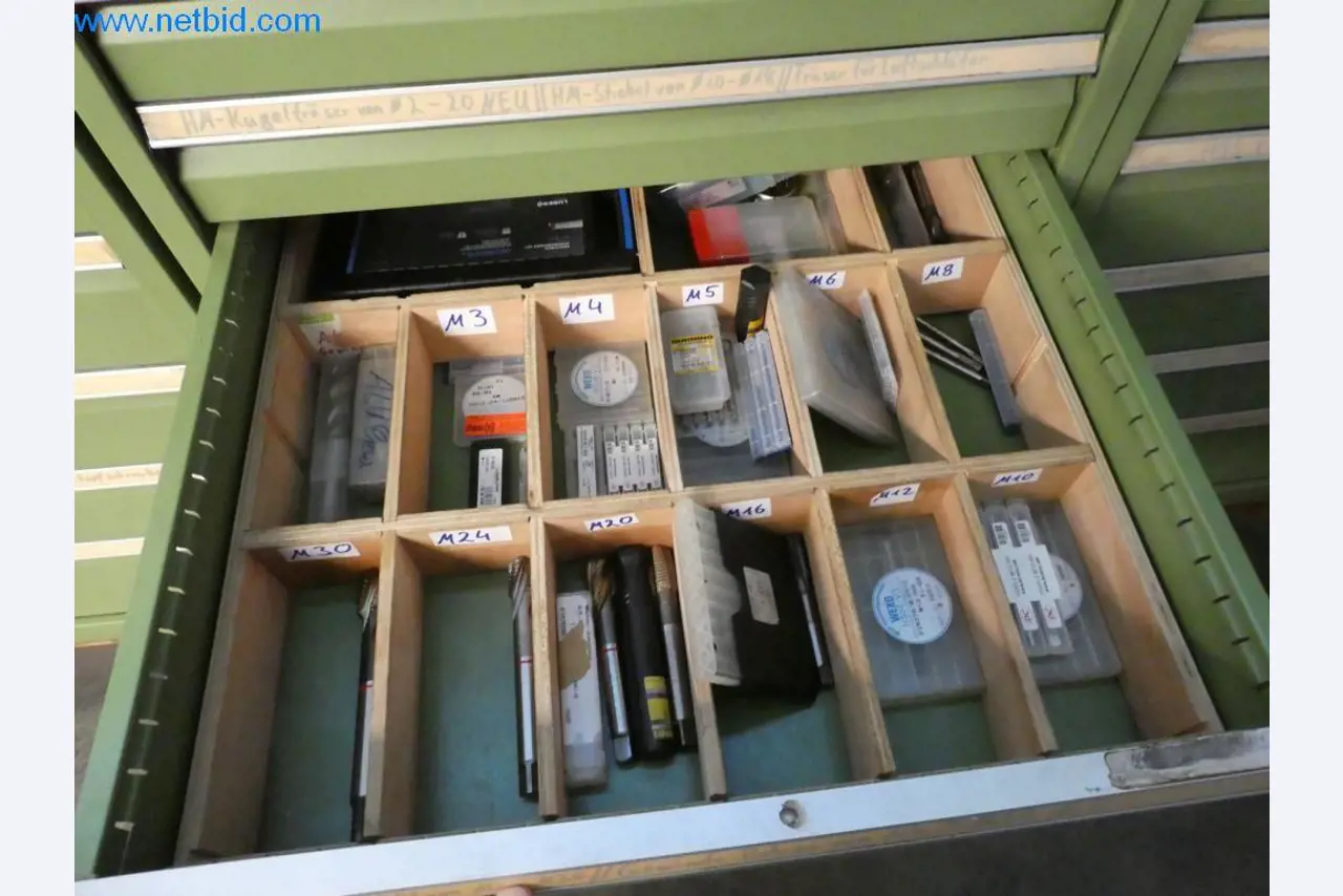 Dobře udržované stroje a provozní a kancelářské vybavení z oblasti výroby nástrojů / obrábění kovů.-5