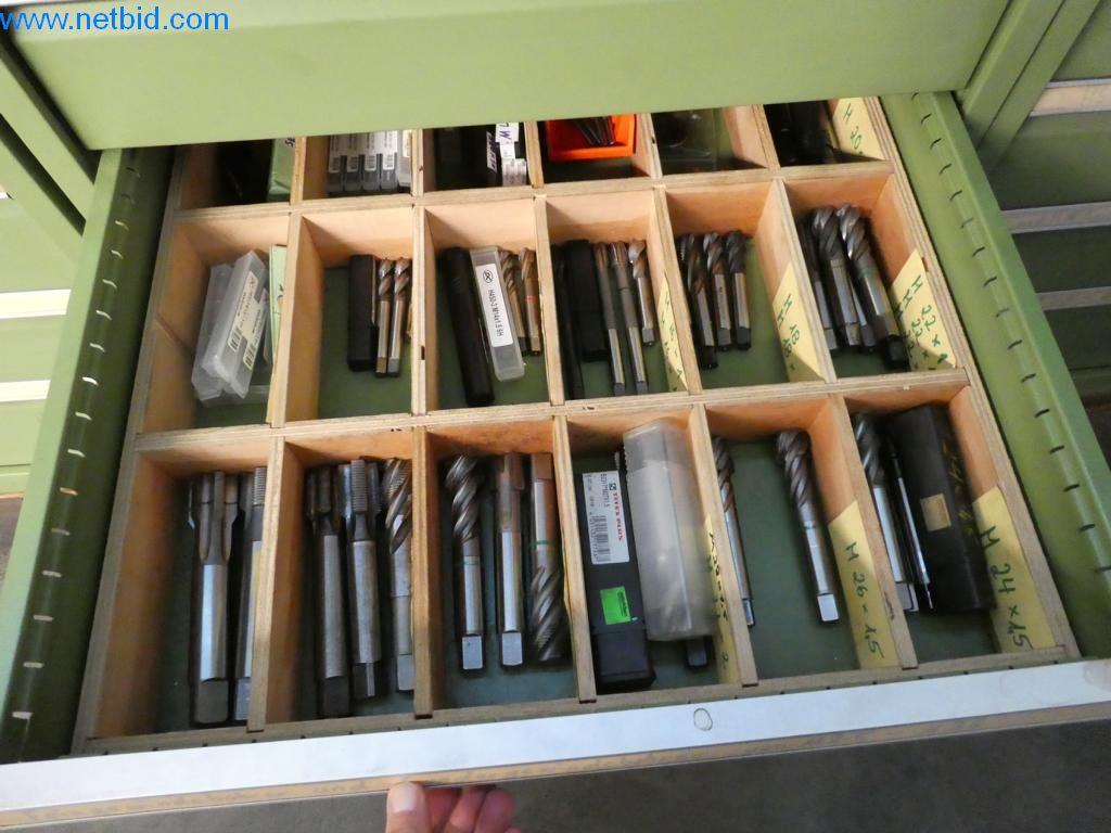 Máquinas bem conservadas, bem como equipamento operacional e de escritório do sector da fabricação de ferramentas / metalurgia-6