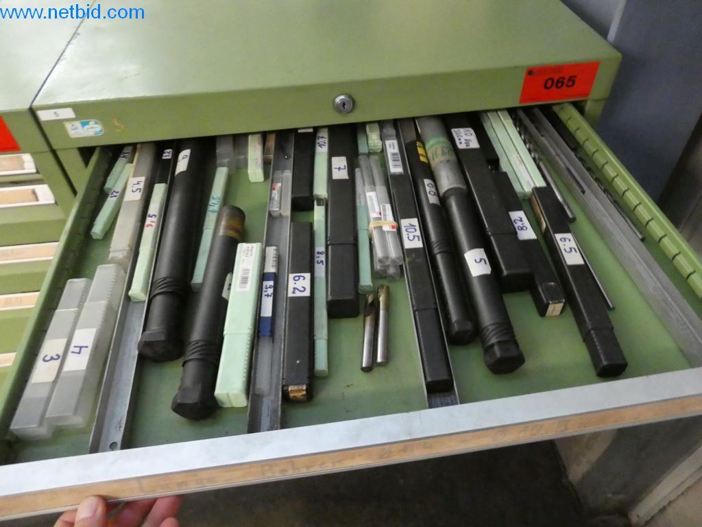 Máquinas bem conservadas, bem como equipamento operacional e de escritório do sector da fabricação de ferramentas / metalurgia-2