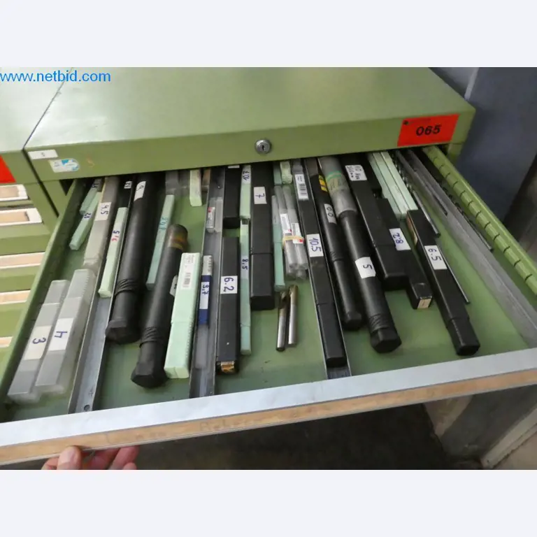 Dobro vzdrževani stroji ter delovna in pisarniška oprema iz sektorja orodjarstva/obdelave kovin-2