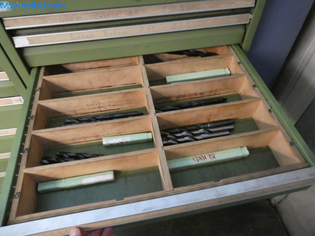 Máquinas bem conservadas, bem como equipamento operacional e de escritório do sector da fabricação de ferramentas / metalurgia-4