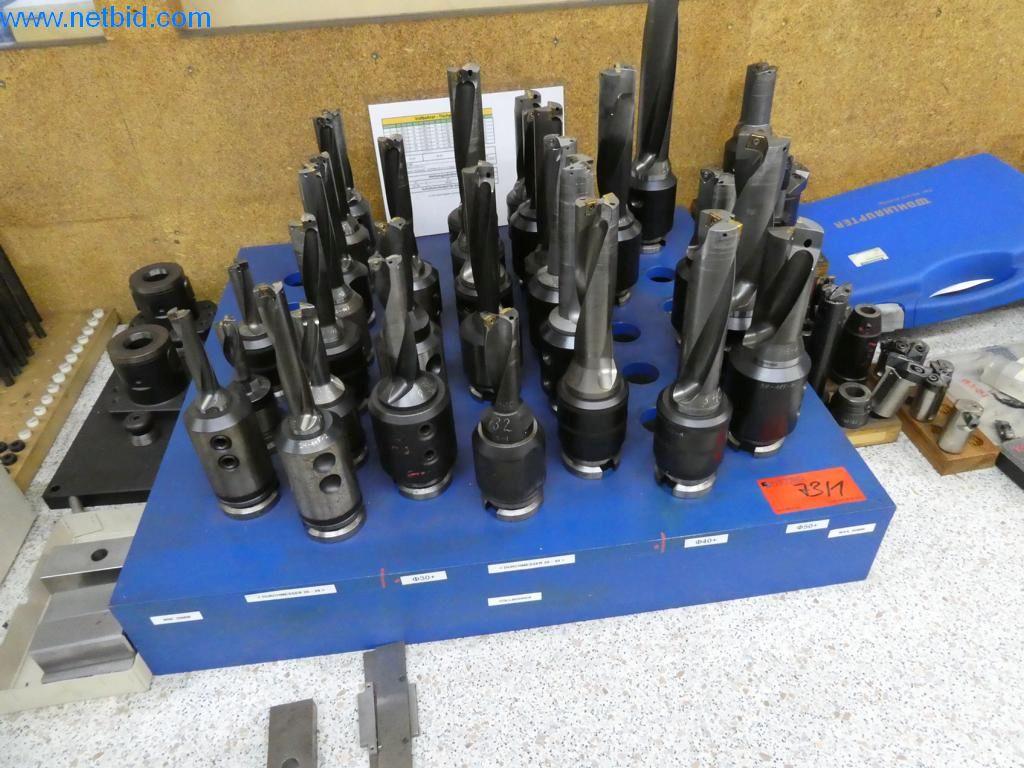 Máquinas bem conservadas, bem como equipamento operacional e de escritório do sector da fabricação de ferramentas / metalurgia-2