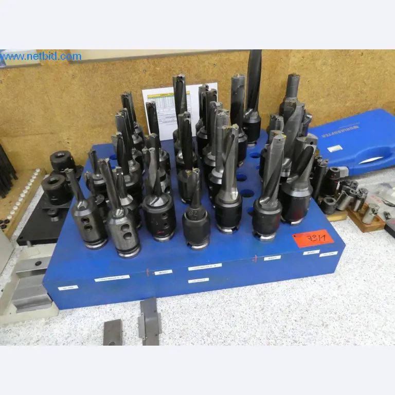 Dobře udržované stroje a provozní a kancelářské vybavení z oblasti výroby nástrojů / obrábění kovů.-2