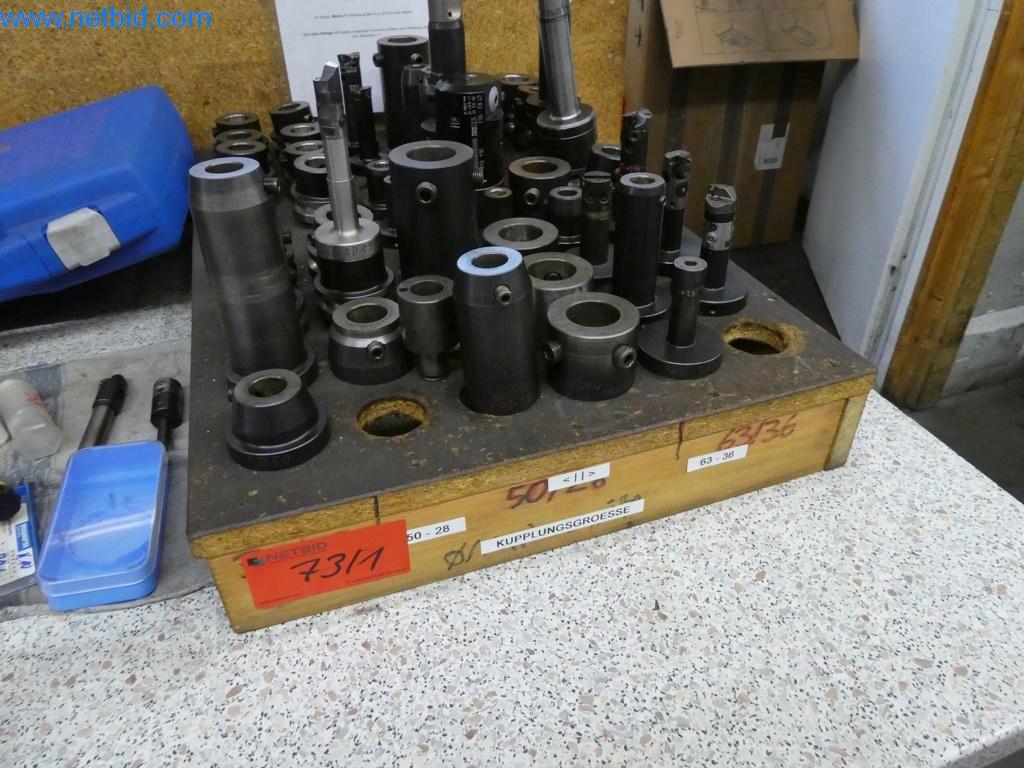 Máquinas bem conservadas, bem como equipamento operacional e de escritório do sector da fabricação de ferramentas / metalurgia-3