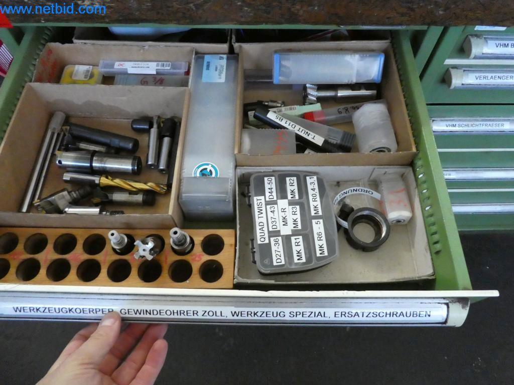 Máquinas bem conservadas, bem como equipamento operacional e de escritório do sector da fabricação de ferramentas / metalurgia-2