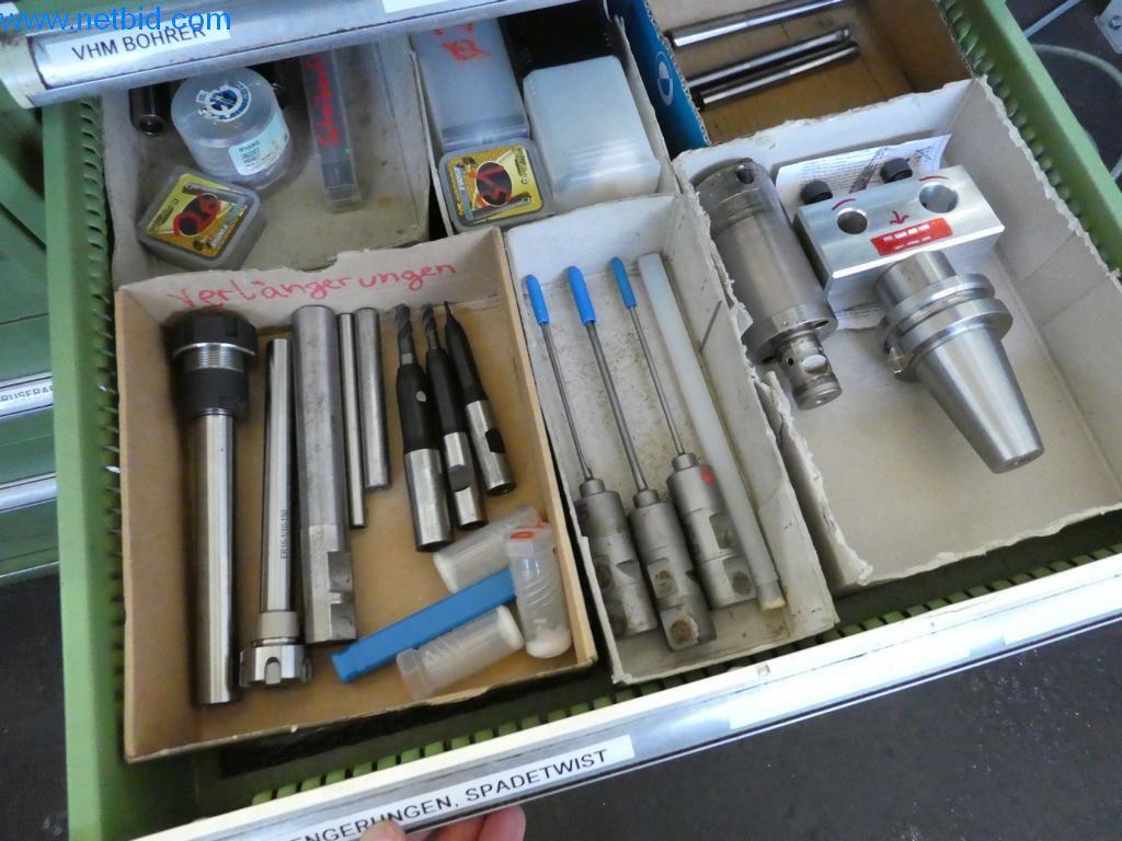 Máquinas bem conservadas, bem como equipamento operacional e de escritório do sector da fabricação de ferramentas / metalurgia-3